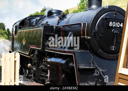 BR Standard Classe 4 serbatoio del motore 80104 treno a vapore in arrivo Corfe Castle stazione ferroviaria Dorset Regno Unito Foto Stock