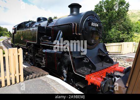 BR Standard Classe 4 serbatoio del motore 80104 treno a vapore in arrivo Corfe Castle stazione ferroviaria Dorset Regno Unito Foto Stock