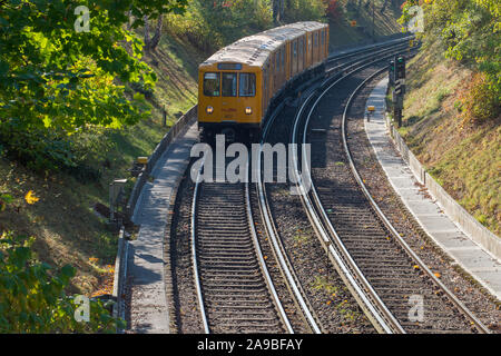 13.10.2018, Koenigs Wusterhausen , Germania - linea U3 con metropolitana tra Oskar-Helene-Heim la stazione della metropolitana e la metropolitana Thielplatz statio Foto Stock