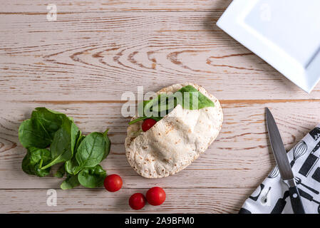 Appartamento vista laici del pane pitta e insalata. Pranzo vegetariano snack. Foto Stock