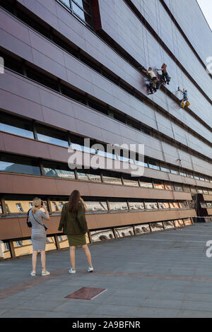 28.04.2018, Wroclaw, Bassa Slesia, Polonia - Due giovani donne fotografia faade gli alpinisti al Forum nazionale per la musica a Wroclaw. 00P180428D258CAROE Foto Stock