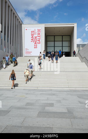 12.08.2019, Berlin, Berlin, Germania - Il James Simon Gallery. Il nuovo edificio dall'architetto David Chipperfield è il centro visitatori del museo è Foto Stock
