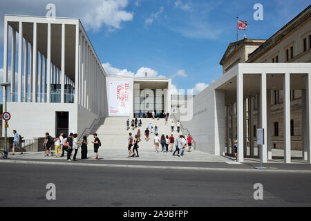 12.08.2019, Berlin, Berlin, Germania - Il James Simon Gallery. Il nuovo edificio dall'architetto David Chipperfield è il centro visitatori del museo è Foto Stock