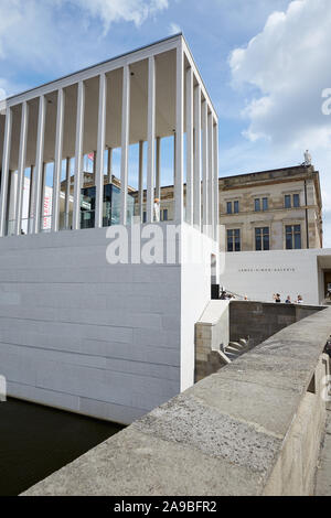 12.08.2019, Berlin, Berlin, Germania - Il James Simon Gallery. Il nuovo edificio dall'architetto David Chipperfield è il centro visitatori del museo è Foto Stock