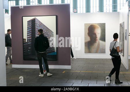 13.09.2019, Berlin, Berlin, Germania - Posizioni Kunstmesse Berlin in Hangar 4 dell aeroporto di Tempelhof. Internazionale e gallerie tedesco mostra nuove opere Foto Stock