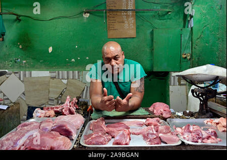 20.07.2019, Avana, Havana, Cuba - Scene di strada a l'Avana. Vista di bancarelle del mercato nella città. I cubani offrono la carne per la vendita. 0RL190720D063CAROEX.JPG [MOD Foto Stock