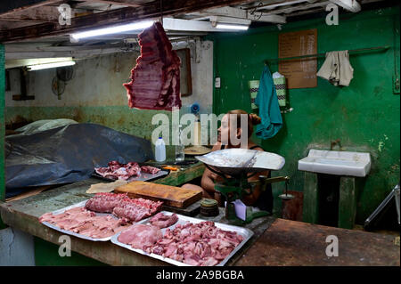 20.07.2019, Avana, Havana, Cuba - Scene di strada a l'Avana. Vista di bancarelle del mercato nella città. I cubani offrono la carne per la vendita. 0RL190720D062CAROEX.JPG [MOD Foto Stock