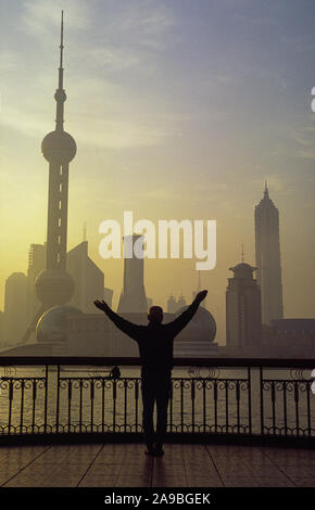 05.03.2011, Shanghai, , Cina - Una vista dal Bund oltre il Fiume Huangpu per lo skyline di Shanghai il distretto commerciale di Pudong con la Oriental Foto Stock