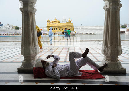 22.07.2011, Amritsar Punjab, India - credente Sikh presso il Tempio d'oro, il santuario più alto dei sikh. 0SL110722D010CARO.JPG [modello di rilascio: n. Foto Stock