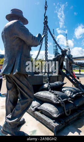 Scultura di carenaggio al di fuori di Londra centro espositivo Excel nei Docklands intitolata "sbarcati' da Les Johnson Foto Stock