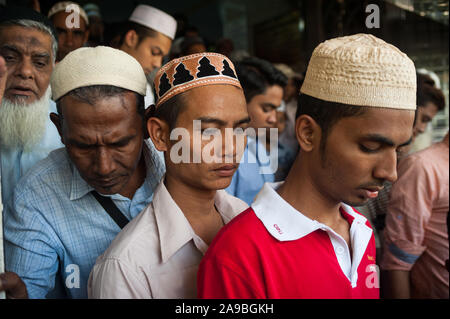 27.01.2017, Yangon, , Myanmar - uomini musulmani lasciare il bengali sunnita moschea Jameh nel centro della città dopo la preghiera del venerdì. In Myanmar, i musulmani sono st Foto Stock
