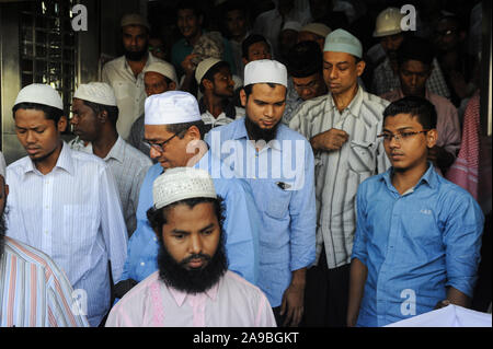 06.11.2015, Yangon, , Myanmar - uomini musulmani lasciare il bengali sunnita moschea Jameh nel centro della città dopo la preghiera del venerdì. In Myanmar, i musulmani sono st Foto Stock