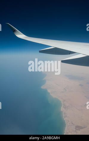 05.06.2019, , , Oman - il volo con un Airbus A350 della Qatar Airways su Oman sul modo di Doha. 0SL190605D017CAROEX.JPG [modello di rilascio: NON APPLICABL Foto Stock