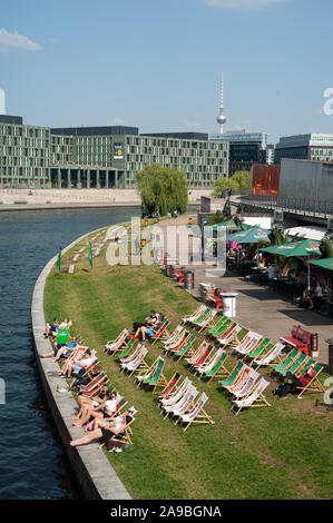 12.06.2019, Berlin , Germania - Capitale Strandbar spiaggia presso il Ludwig-Erhard-Ufer lungo il fiume Sprea nel quartiere governativo nel quartiere Mitte. Nel dis Foto Stock