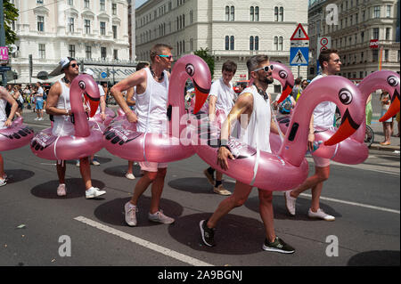 15.06.2019, Vienna, Austria - i partecipanti in euro Pride Parade lungo la famosa Ringstrasse nel centro di Vienna. 0SL190615D013CAROEX.JPG [modello RE Foto Stock