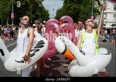 15.06.2019, Vienna, Austria - partecipante in Euro Pride Parade lungo la famosa Ringstrasse nel centro di Vienna. 0SL190615D011CAROEX.JPG [modello REL Foto Stock