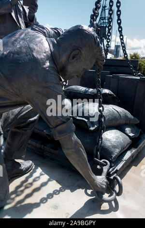 Scultura di carenaggio al di fuori di Londra centro espositivo Excel nei Docklands intitolata "sbarcati' da Les Johnson Foto Stock