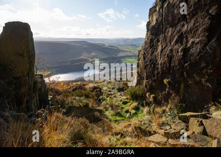 Vecchia cava a Tintwistle nella valle Longdendale, Derbyshire, in Inghilterra. Vista guardando verso il basso in corrispondenza dei serbatoi. Foto Stock