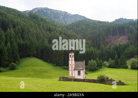 21.06.2019, Villnoess, Alto Adige, Italia - Chiesa di San Giovanni in Ranui nel parco naturale Villnoesstal. 0SL190621D005CAROEX.JPG [modello di rilascio: NON AP Foto Stock