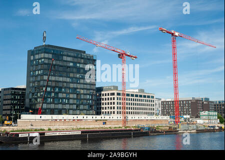24.06.2019, Berlin , Germania - Vista della Mercedes-Benz sede di vendita sulle rive del fiume Sprea a Berlino-Friedrichshain. 0SL190624D012CAROEX.J Foto Stock