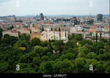 16.06.2019, Vienna, Austria - Vista dal Prater di Vienna Ruota Gigante oltre il Weissgerber trimestre e il centro della città. 0SL190616D023CAROEX.J Foto Stock