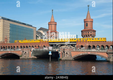 24.06.2019, Berlin , Germania - una metropolitana attraversa la Oberbaumbruecke, che collega i due quartieri Kreuzberg e Friedrichshain e attraversa la SP Foto Stock