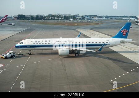 16.08.2019, Singapore , Singapore - Una China Southern Airlines Airbus A321 di aerei per il trasporto di passeggeri a spinta al Changi Airport. 0SL190816D010CARO.JPG [modello Foto Stock