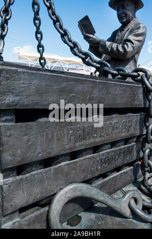 Scultura di carenaggio al di fuori di Londra centro espositivo Excel nei Docklands intitolata "sbarcati' da Les Johnson Foto Stock