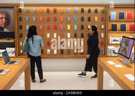 12.09.2019, Singapore , Singapore - Vista in salesroom di Singapore il primo Apple Store nel centro commerciale di Knightsbridge in Orchard Road, il negozio principale Foto Stock