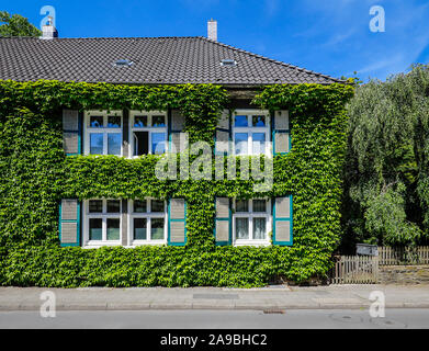 02.06.2019, Essen, Nord Reno-Westfalia, Germania - Ivy House faade, Margarethenhoehe station wagon, è il primo tedesco di città giardino. La 115 ettaro estat Foto Stock