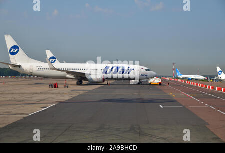 Mosca, Russia - 8 giugno. 2019. Aereo della compagnia aerea UTair sul campo di decollo per l'aeroporto di Vnuovo. Boeing 737-800 Foto Stock