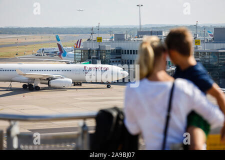 04.08.2019, Duesseldorf, nella Renania settentrionale-Vestfalia, Germania - Eurowings parco aeromobili al gate, Duesseldorf International Airport, DUS, spettatori su Foto Stock