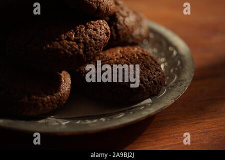 Farina di avena i cookie in un argento vintage piastra su un tavolo di legno. Foto Stock