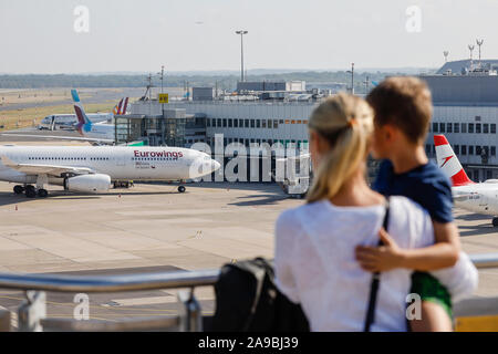 04.08.2019, Duesseldorf, nella Renania settentrionale-Vestfalia, Germania - Eurowings e austriaca parco aeromobili al gate, Duesseldorf International Airport, DUS, s Foto Stock