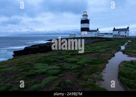 Hook Head Lighthouse nella contea di Wexford al crepuscolo, Irlanda Foto Stock