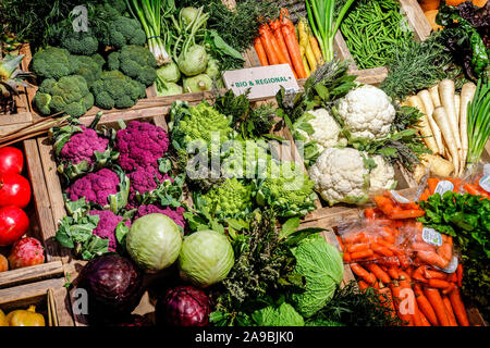 09.10.2019, Colonia, nella Renania settentrionale-Vestfalia, Germania - organici regionali di ortaggi in un contatore di vegetali al mercato organico all'ANUGA Food Fair Foto Stock