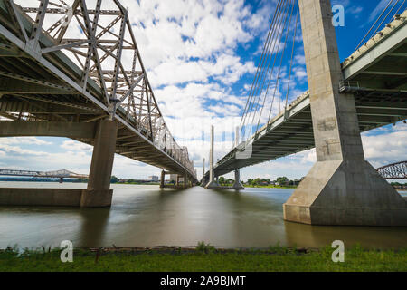 La Abraham Lincoln Bridge e John F. Kennedy Memorial ponte che attraversa il fiume Ohio dal Kentucky all'Indiana. Una lunga esposizione del cielo e il movimento dell'acqua. Foto Stock