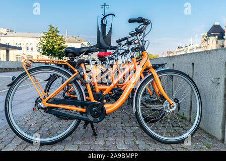 Malmo, Svezia - 28 agosto 2019: una fila di biciclette a noleggio di Donkey Repubblica nel loro docking sorge su una strada a Malmö, in Svezia Foto Stock