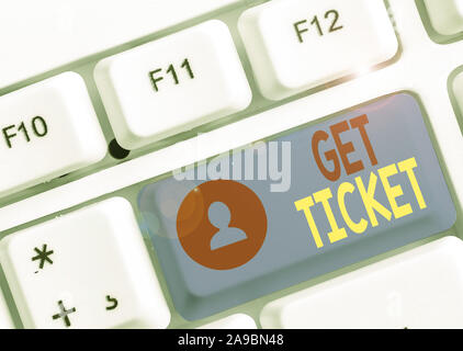 Parola di scrittura di testo ottenere Ticket. Business photo mostrare di avere la carta stampata che consente l'inserimento di un evento o una mostra Foto Stock