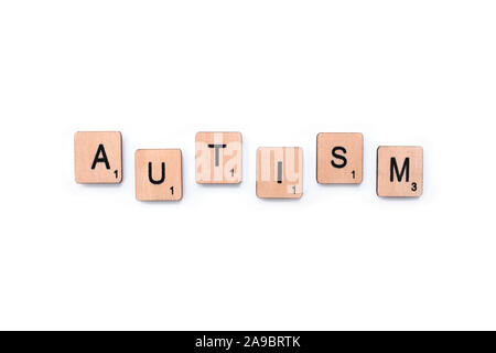 London, Regno Unito - 13 Febbraio 2019: La parola autismo, farro con lettera in legno piastrelle su uno sfondo bianco. Foto Stock