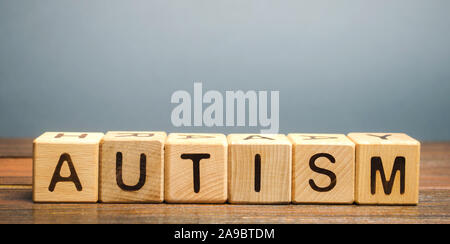 Blocchi di legno con la parola autismo. Neurologiche e disordine di sviluppo. ASD Foto Stock