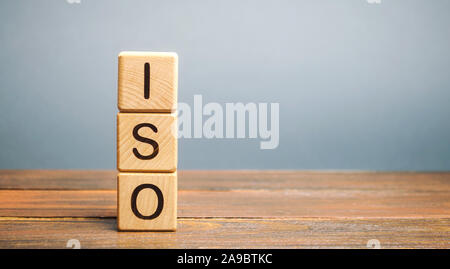 Blocchi di legno con la parola ISO. Organizzazione internazionale per la standardizzazione. Standard di qualità Foto Stock