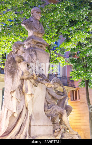 Statua di eminente filosofo francese Auguste Comte. Le sue idee hanno portato alla fondazione della sociologia come disciplina accademica. Place de la Sorbonne di Parigi. Foto Stock