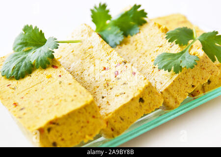 Blocchi di tofu con erbe aromatiche Foto Stock