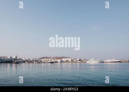 Vista panoramica del porto nuovo nella distanza in Hora (Mykonos Town), Mykonos, Grecia. Foto Stock