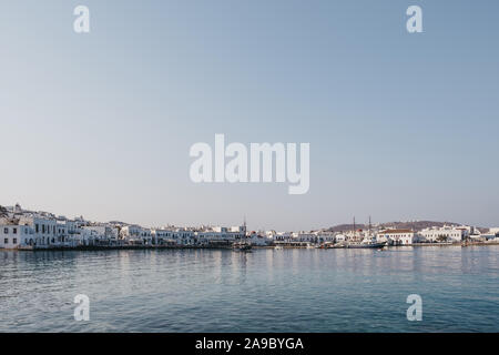 Vista panoramica del porto nuovo nella distanza in Hora (Mykonos Town), Mykonos, Grecia. Foto Stock