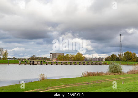 Vecchio abbandonato powerstation olandese IJsselcentrale lungo il fiume IJssel vicino a Zwolle, Overijssel nei Paesi Bassi Foto Stock