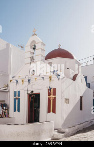 La città di Mykonos, Grecia - 23 Settembre 2019: chiesa con un rosso-cupola dipinta su una strada in Hora (conosciuta anche come la città di Mykonos), le isole ben conservato Foto Stock