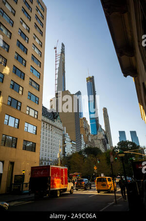 Il miliardario Row, una collezione di super-tall residenze per la uber-ricco soprattutto su West 57th Street mercoledì 6 novembre 2019. La costruzione sotto la Steinway Tower è sulla sinistra. (© Richard B. Levine) Foto Stock