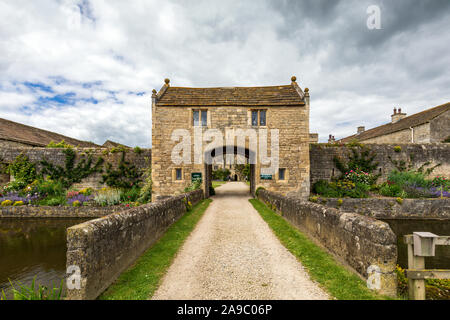 Ingresso Markenfield Hall, un pittoresco inizi del XIV secolo medievale moated Manor House a circa 3 miglia a sud di Ripon, North Yorkshire, Inghilterra. Foto Stock